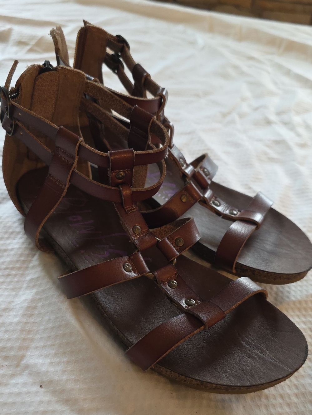 Blowfish strappy leather gladiator sandals 6.5